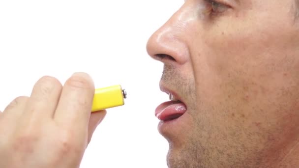 Чоловік Дев'ять вольт батареї язика вид збоку — стокове відео