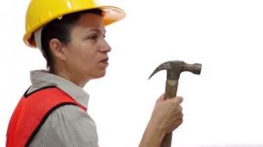 Deli kadın inşaat işçisi çekiç ile