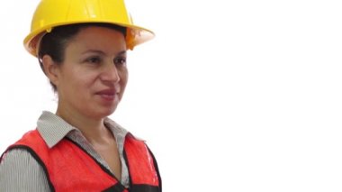 Kadın işçi geçen tornavida gülümseyen