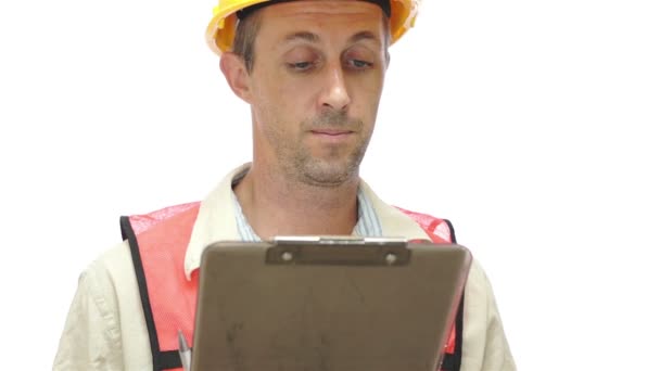 Travailleur masculin avec presse-papiers tête de frottement — Video