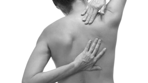 Mujer con dolor de espalda blanco y negro — Vídeos de Stock