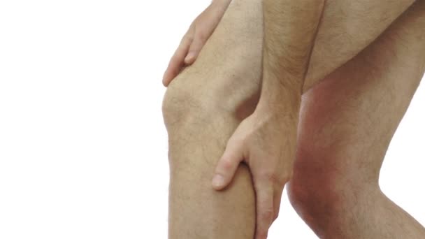 Macho frota su rodilla articulación dolor — Vídeo de stock