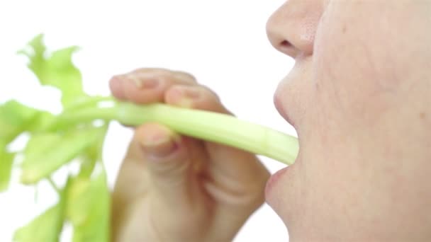 Женщина ест органический сельдерей крупным планом — стоковое видео
