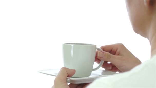 Женщина потягивает кофе через плечо — стоковое видео