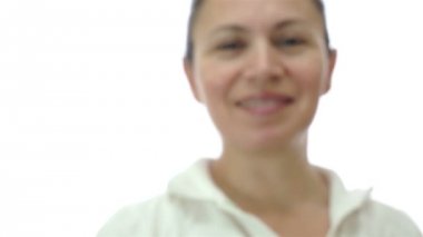 İki kivi meyve tutan kadın