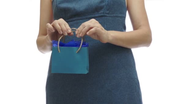 Donna che tiene piccola borsa regalo blu — Video Stock