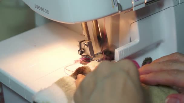 Costura con una máquina Serger — Vídeo de stock