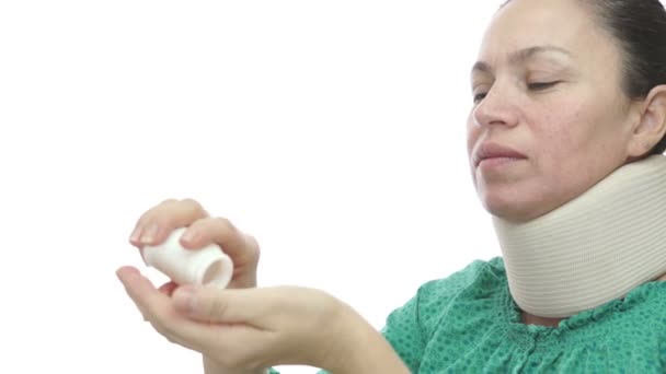 Vrouw met nek Brace nemen van pillen — Stockvideo