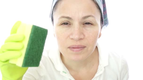 Mulher Housework Scrub Camera — Vídeo de Stock