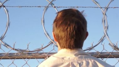 Adam tırmanma dikenli tel çit