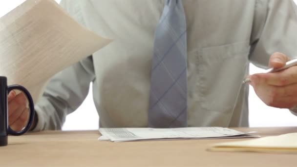 Trabalhador de escritório faz anotações sobre documentos — Vídeo de Stock