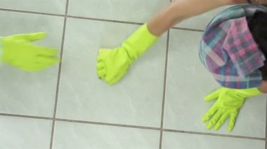 Temizleyiciler adam yükü alır