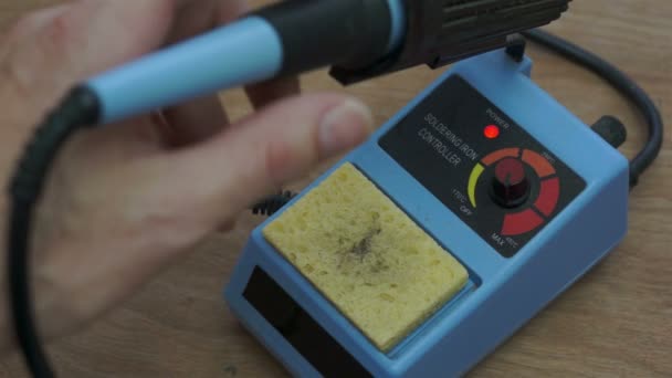 Industriële Soldering Iron Cleaning — Stockvideo