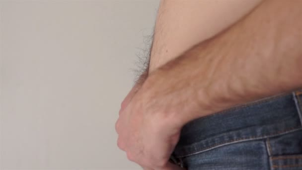 Masculino frota desnudo vientre vista lateral — Vídeo de stock