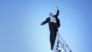İşadamı merdiven gurur kazanan yumruk