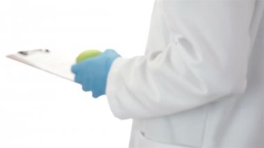 Bir elma veren doktor