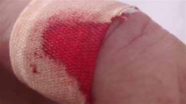 Kanlı bandajlı parmak makro