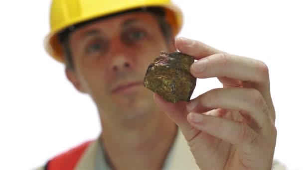 Minero inspecciona mineral de sulfuro de cobre — Vídeos de Stock