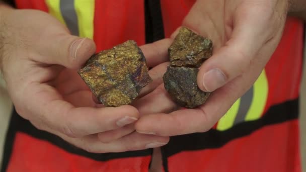 Bakır sülfür cevheri madenci gösterir — Stok video