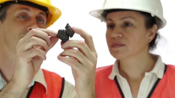 Mineiros que inspeccionam minério de grafite de carbono — Vídeo de Stock