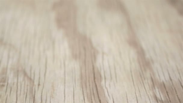 Knoblauchzehen häuten Dolly auf Holz — Stockvideo