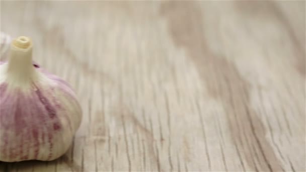 Bulbos de ajo Muñeca de madera — Vídeo de stock