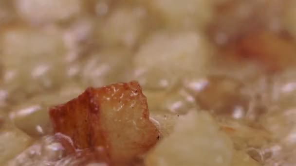 Πατάτες αμαύρωση είναι τηγανισμένα σε λάδι — Αρχείο Βίντεο
