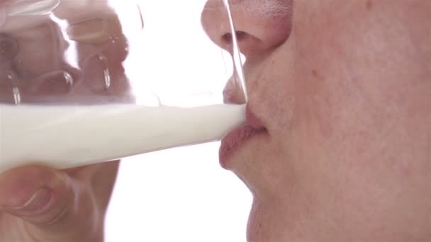 Mujer bebe leche y sonríe — Vídeos de Stock