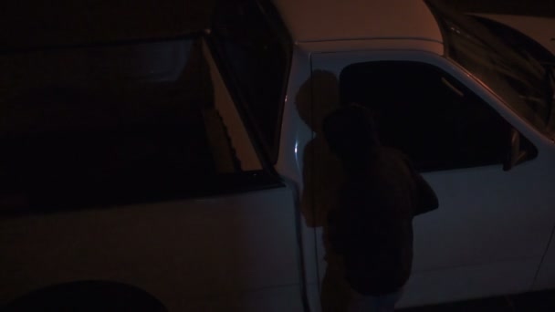 Hombre sospechoso con capucha vehículo irrumpir — Vídeo de stock