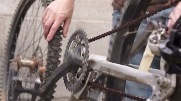 Mechanische inspectie voor de vaststelling van een fiets — Stockvideo