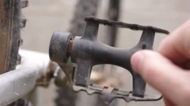 İplik bisiklet pedalı sabitleme