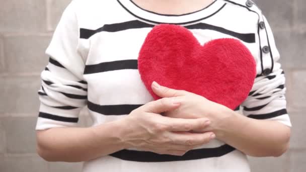 El hombre toma el corazón de la mujer — Vídeos de Stock