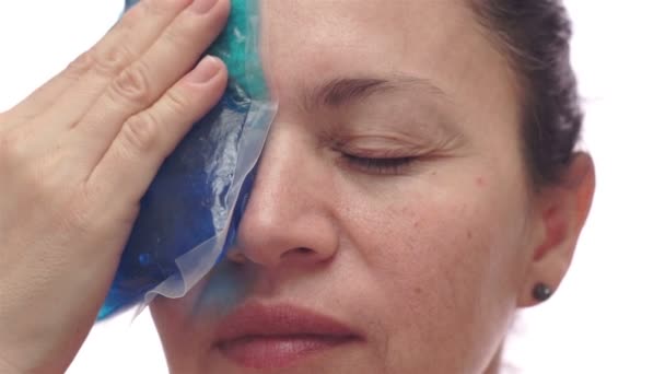 Женщина с холодной стаей от мигрени — стоковое видео