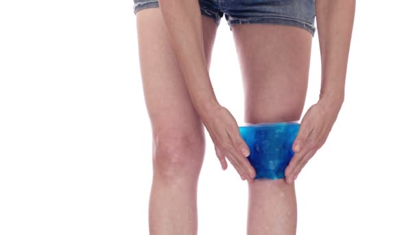 Mujer con paquete frío en vista frontal de rodilla — Vídeo de stock