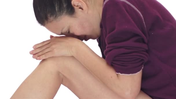 Mujer con dolor de rodilla sentada — Vídeos de Stock