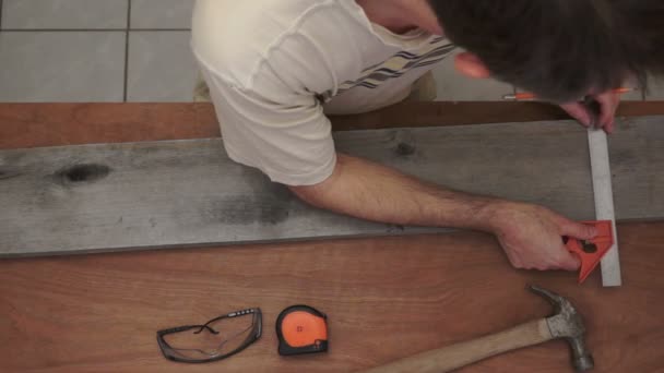 Industrieller Schreiner markiert Holz über Kopf — Stockvideo
