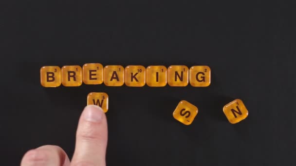 Oranje Letter blokken Spell Breaking News — Stockvideo