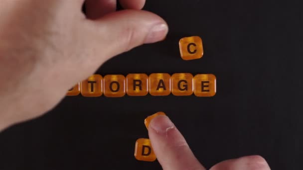 Buchstaben blockiert Rechtschreibung Cloud-Speicher — Stockvideo