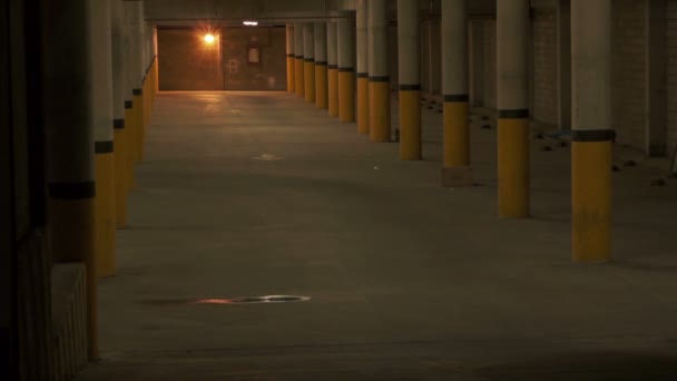 Estacionamento subterrâneo Entrada Zoom — Vídeo de Stock