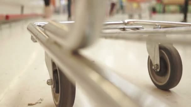 Nákupní košík nízký úhel obě kola rychle — Stock video