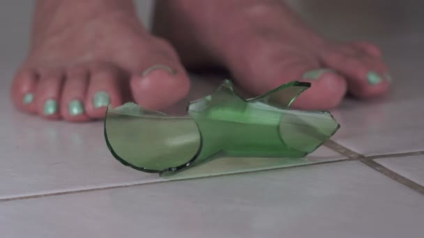 Pés femininos com vidro quebrado na vista frontal do chão — Vídeo de Stock