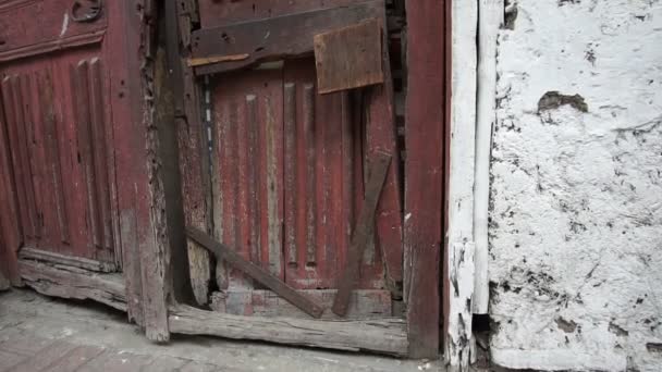 Construcción de la antigua puerta destrozada de madera — Vídeos de Stock