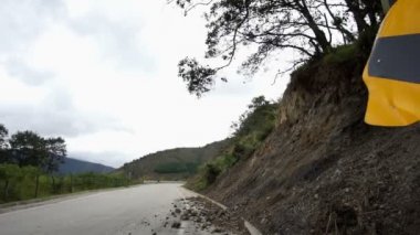 Eğri yol işareti kaza tavada