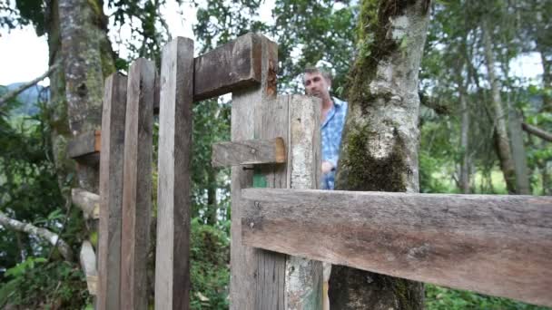 Hombre caminando a través de la puerta que viene — Vídeos de Stock