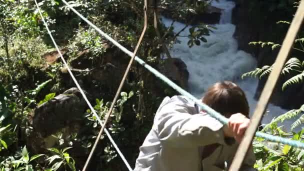 Mann fährt mit Seilbahn über Fluss — Stockvideo