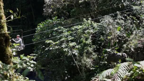 Cable Car hombre cruzando va — Vídeos de Stock