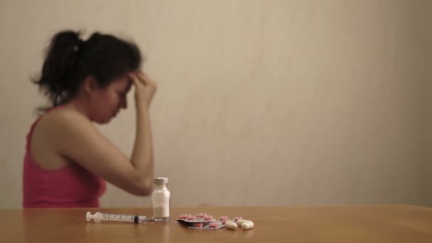 Vrouwelijke Dolly hoofdpijn of depressie Drugs — Stockvideo