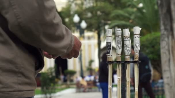 Feuerwerkskörper Mann zündet Handfeuerwaffe an — Stockvideo