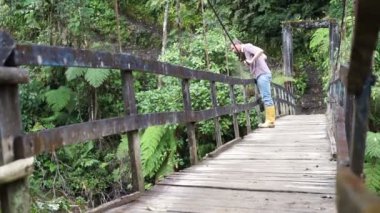 Adam arıyorsunuz üzerinde asma köprü