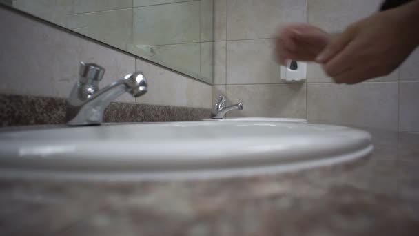 Manos de lavado de baño público — Vídeos de Stock